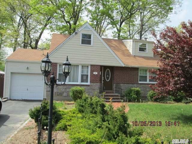 21 Longfellow Dr, Huntington Station, NY 11746