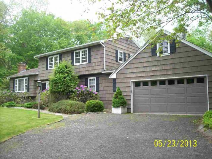 11 Fox Run Ln S, Newtown, CT 06470