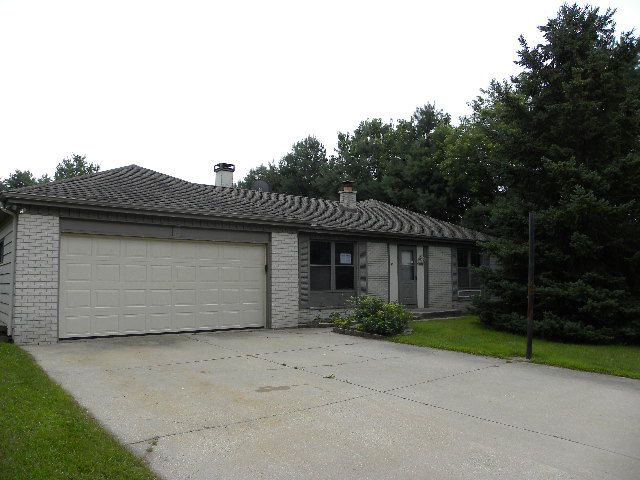 36743 Clover Ln, Oconomowoc, WI 53066