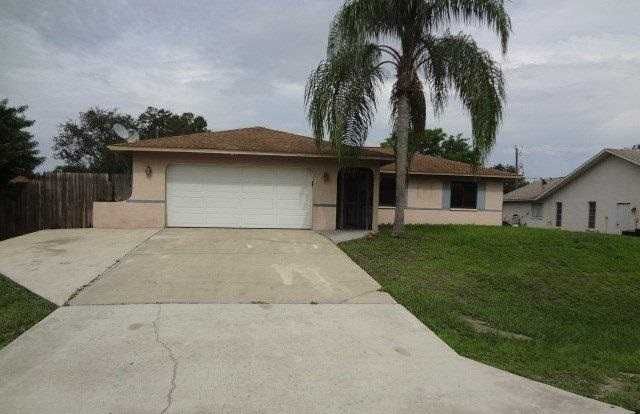 17373 Braddock Rd, Fort Myers, FL 33967