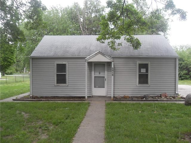 2016 NW West St, Topeka, KS 66608