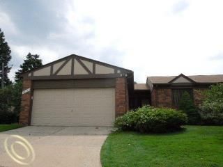 29471 Red Oak Dr, Warren, MI 48092