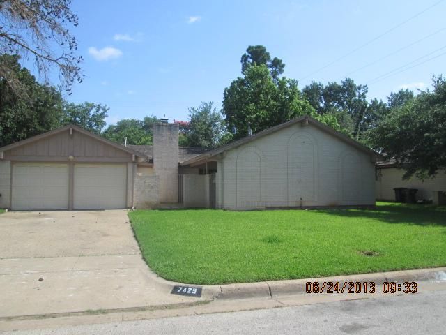 7425 Madeira Dr, Fort Worth, TX 76112