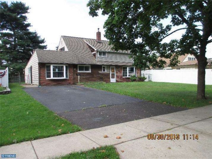 203 Goldenridge Dr, Levittown, PA 19057