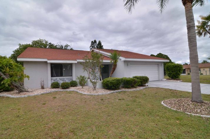 1124 El Rancho Dr, Sun City Center, FL 33573