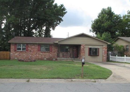 2401 Douglas Cir, Harrisonville, MO 64701