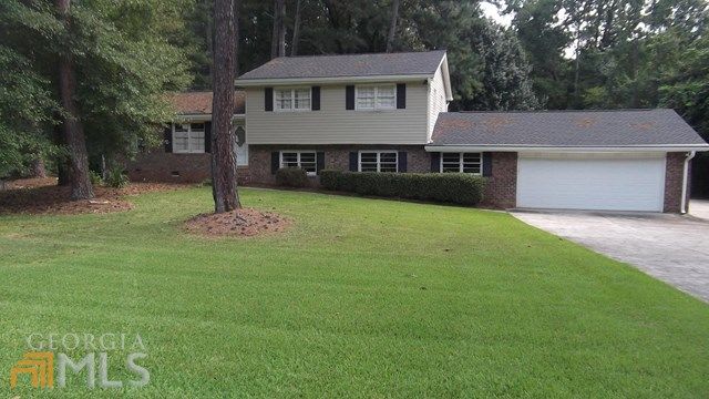 225 Deer Trl, Fayetteville, GA 30214