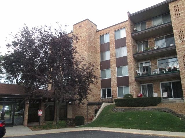 502 W Huntington Commons Rd #146, Mount Prospect, IL 60056