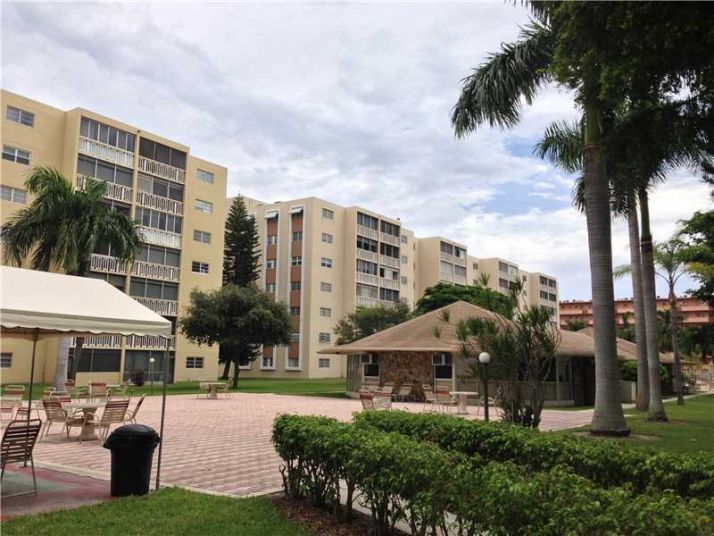 900 NE 12TH AV # 303, Hallandale, FL 33009