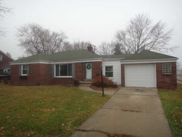 20705 Woodside St, Harper Woods, MI 48225