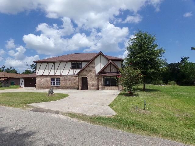 221 Berwick Dr, Bridge City, TX 77611