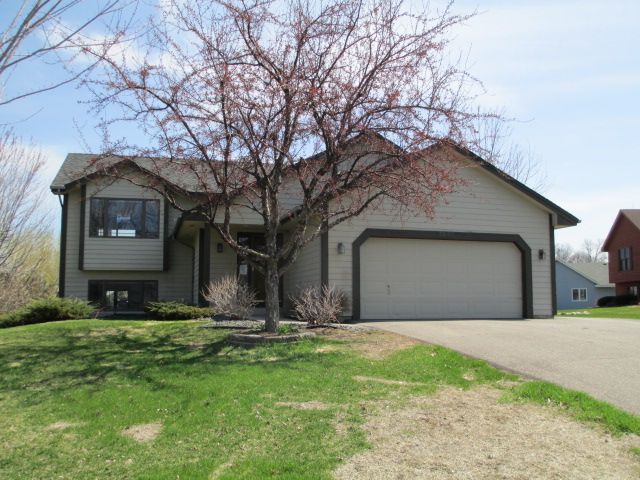 8640 Kingfisher Ct, Chanhassen, MN 55317