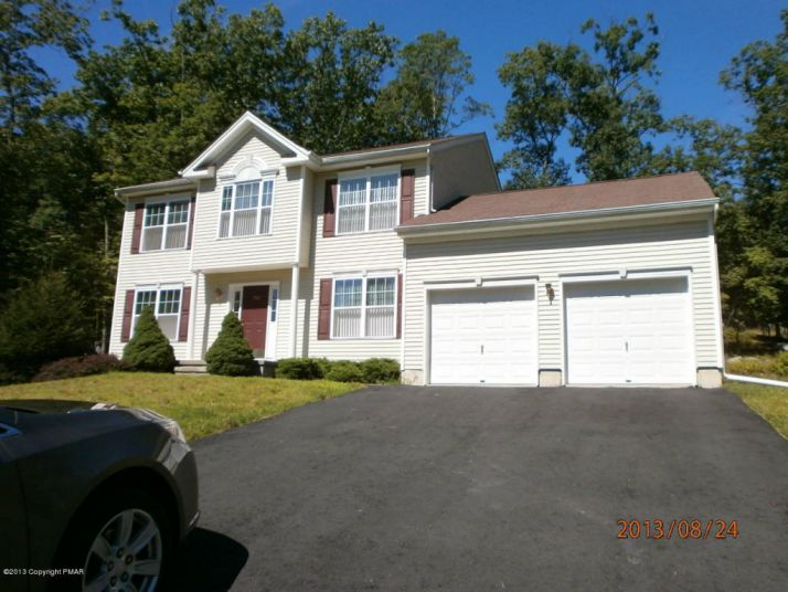 3592 Kensington Dr, Bushkill, PA 18324