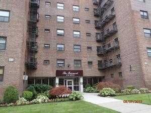 8750 204th St Apt B47, Hollis, NY 11423