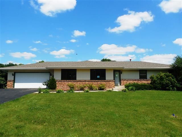 7444 Russett Wood Trl, Cherry Valley, IL 61016