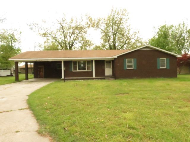 835 Stanford Dr, Sikeston, MO 63801