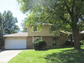 2320 E Raynell St, Springfield, MO 65804