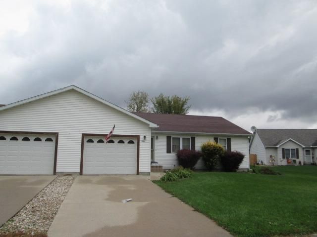 129 Country Ct, Seneca, IL 61360