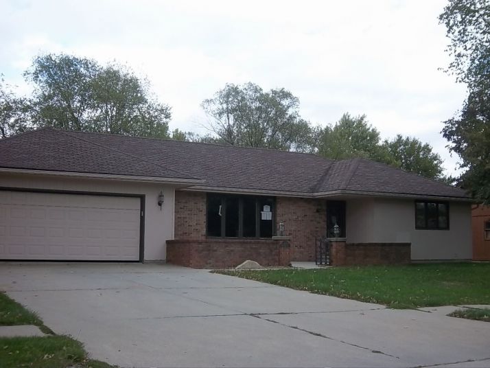 808 Brentwood Drive, Pella, IA 50219