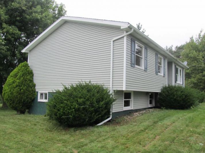 206 Pleasant View Dr, Carbondale, PA 18407