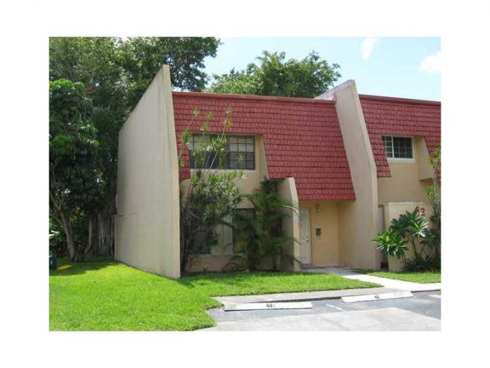 9 SPINNING WHEEL LN # 9, Fort Lauderdale, FL 33319