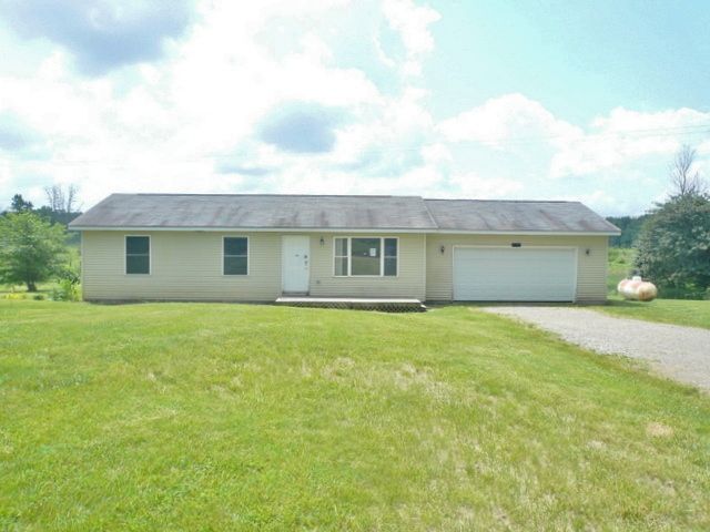 8533 Lamoreaux Rd, Fowlerville, MI 48836