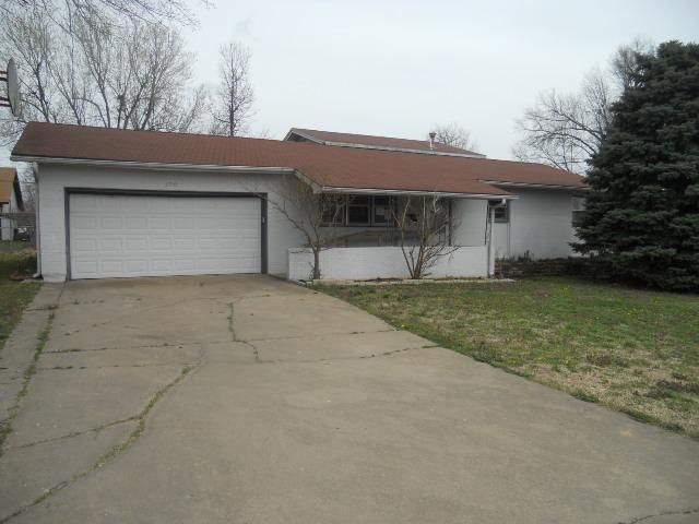 3203 W Crestview St, Springfield, MO 65807