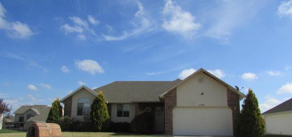 3740 N Oak Pt Ave, Springfield, MO 65803