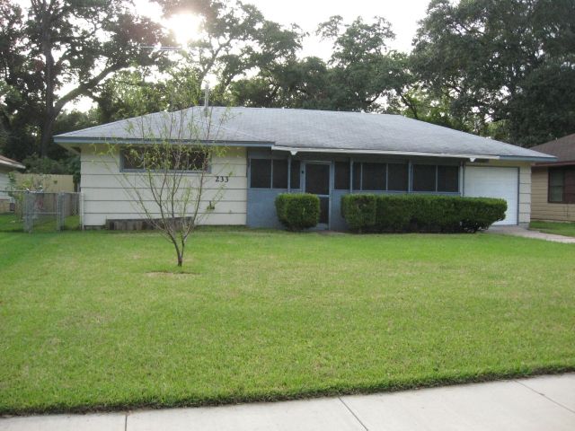 233 Caladium St, Lake Jackson, TX 77566