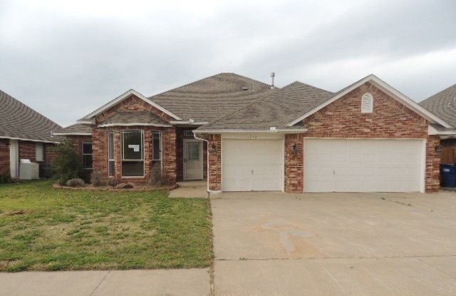 613 Geronimo Way N, Mustang, OK 73064