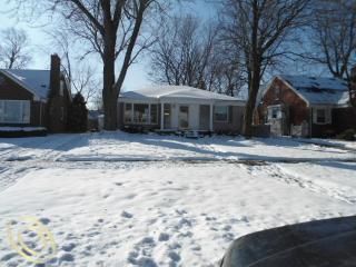 21120 Huntington Ave, Harper Woods, MI 48225