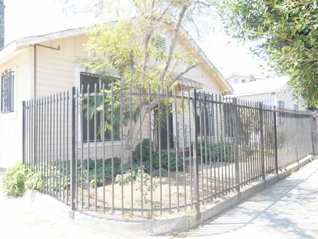 548 W Century Boulevard, Los Angeles, CA 90044