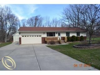 143 W Peterson Dr, Brighton, MI 48114