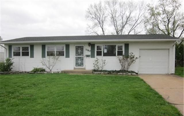 1180 Manresa Ln, Florissant, MO 63031