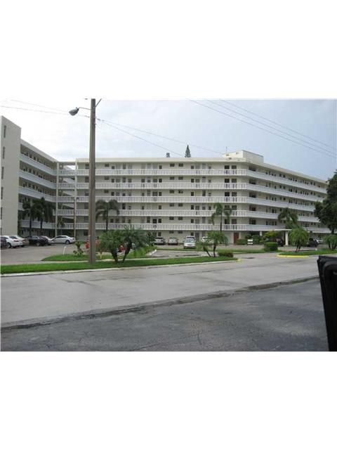 2905 POINT EAST DR # L-303, North Miami Beach, FL 33160