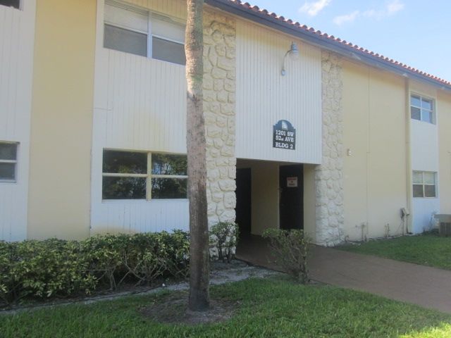 1201 SW 52nd Ave Apt 109, Pompano Beach, FL 33068