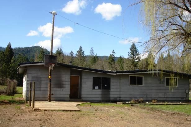 8105 W Evans Creek R, Rogue River, OR 97537