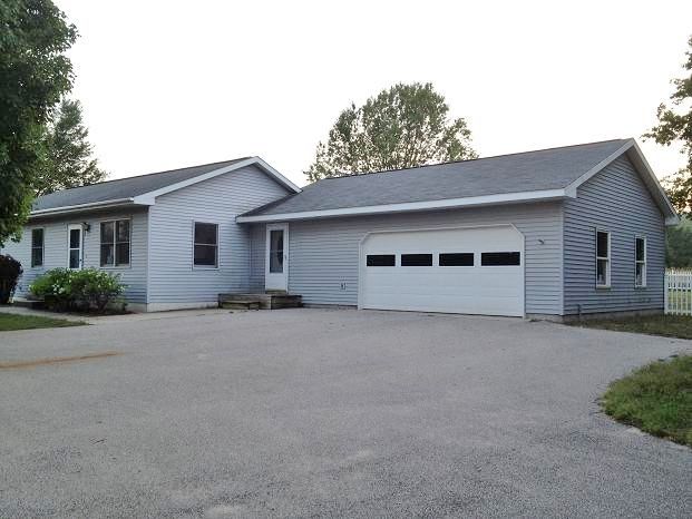 526 S Lake Shore Dr, Lake Leelanau, MI 49653