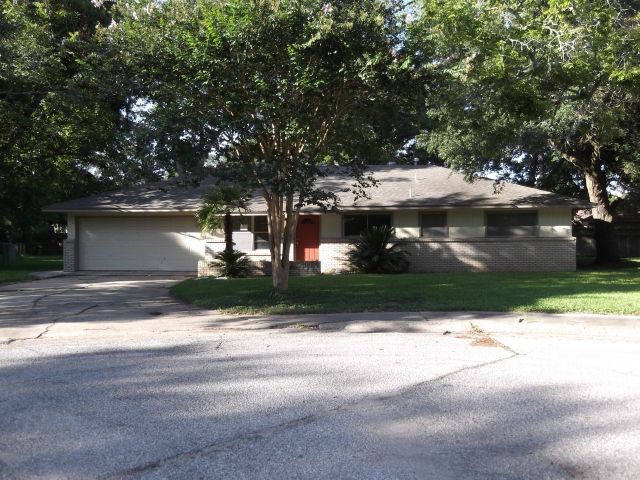 56 Pin Oak Court, Lake Jackson, TX 77566