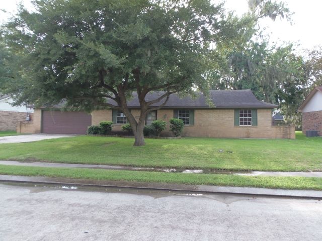 207 Larkspur Street, Lake Jackson, TX 77566