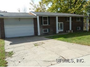 7504 Saturn Ct, Godfrey, IL 62035