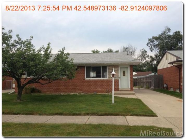 20511 Kemp St, Clinton Township, MI 48035