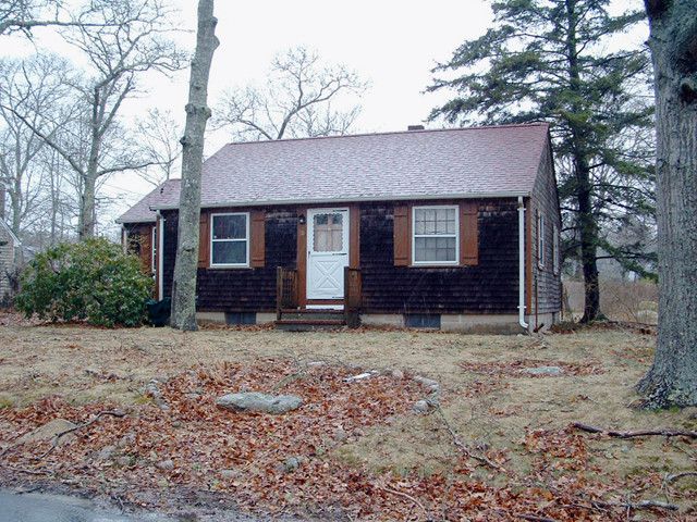 11 Dale St, Buzzards Bay, MA 02532