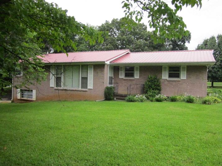 1076 Mulberry St, Burns, TN 37029