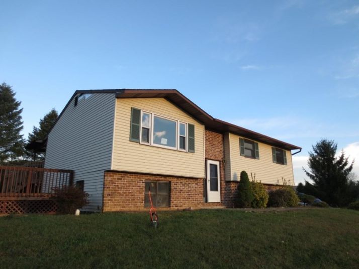 7796 Harbor Ln, Slatington, PA 18080