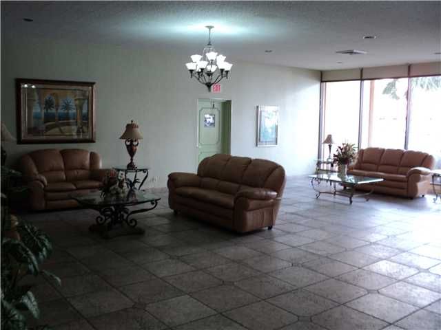 427 GOLDEN ISLES DR # 9D, Hallandale, FL 33009