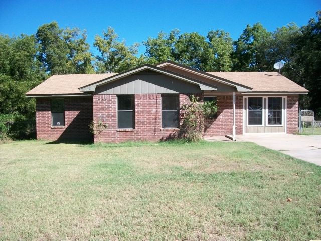 209 E Rosewood St, Hugo, OK 74743