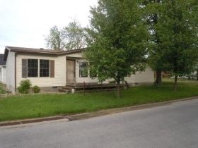 202 S 8th St, Mitchell, IN 47446