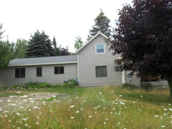 8142 Upper Bay Shore Rd, Charlevoix, MI 49720