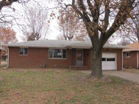 149 Hickory St, Wood River, IL 62095